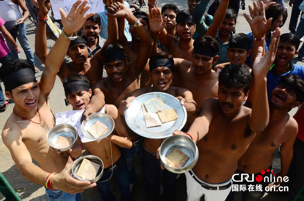 印度学生端碗“讨钱”抗议政府腐败