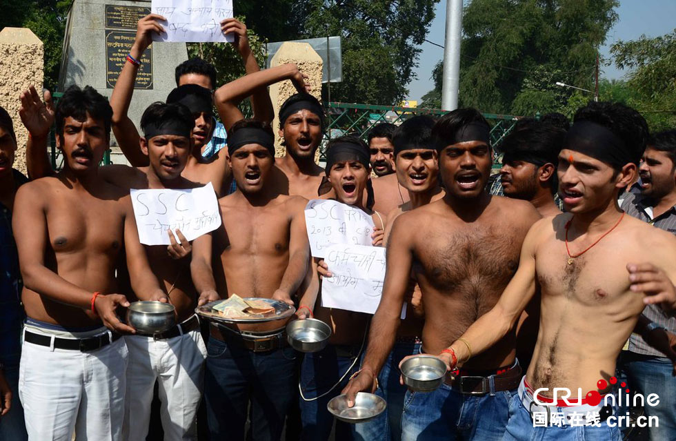 印度学生端碗“讨钱”抗议政府腐败