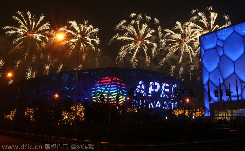 APEC峰会：北京鸟巢上空绽放焰火表演