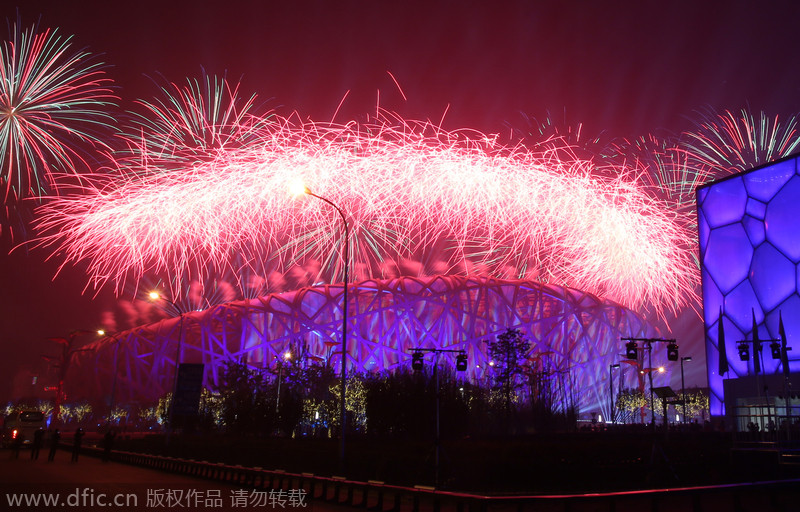 APEC峰会：北京鸟巢上空绽放焰火表演