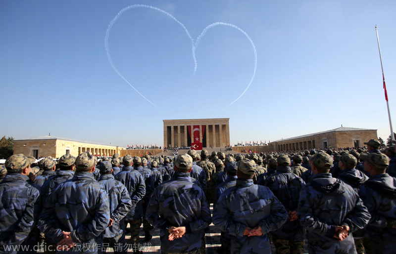 土耳其纪念国父凯末尔逝世75周年 空军特技队空中画爱心