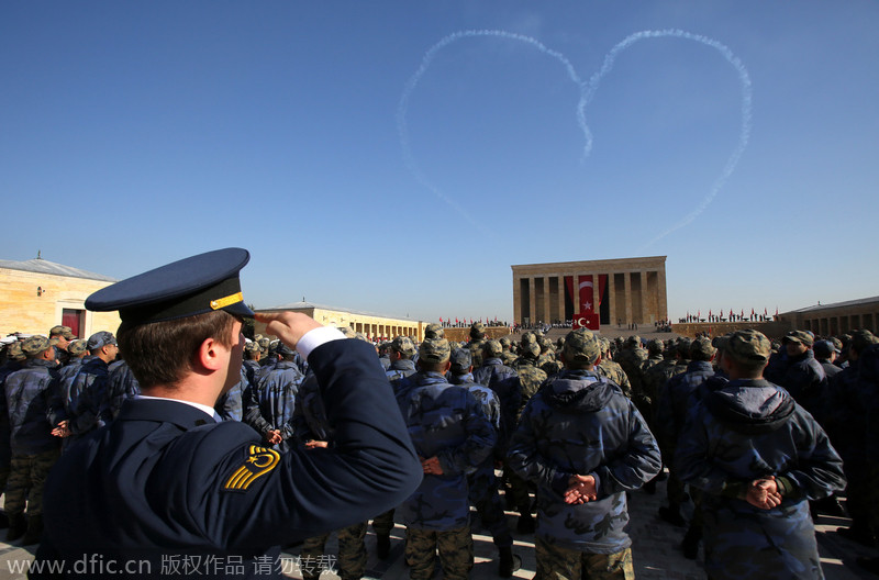土耳其纪念国父凯末尔逝世75周年 空军特技队空中画爱心