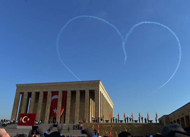 土耳其纪念国父凯末尔逝世75周年 空军特技队空中画爱心