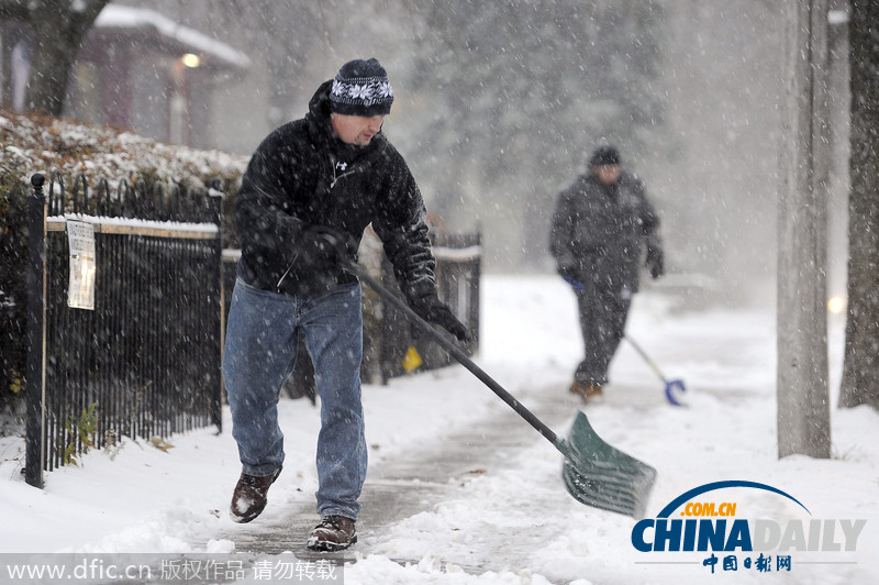 美国明尼阿波利斯遭遇冬季首场暴风雪