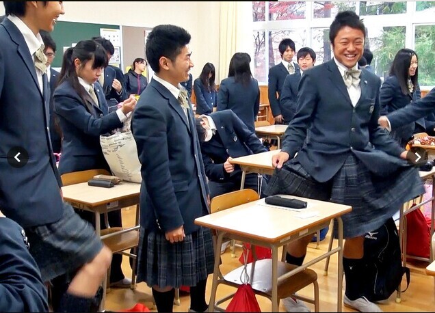 日一高中办“性别交换日” 男生感慨穿裙子腿好冷