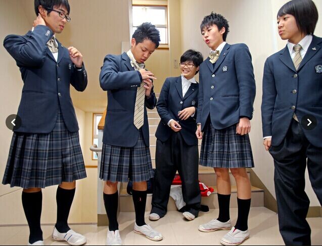 日一高中办“性别交换日” 男生感慨穿裙子腿好冷