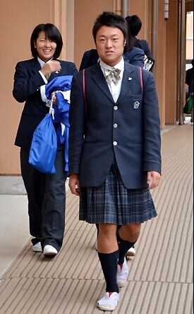 日一高中办“性别交换日” 男生感慨穿裙子腿好冷