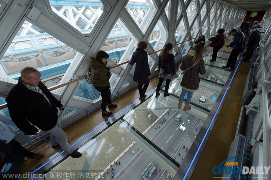 伦敦塔桥装透明玻璃地板 可高空全景俯瞰泰晤士河风光