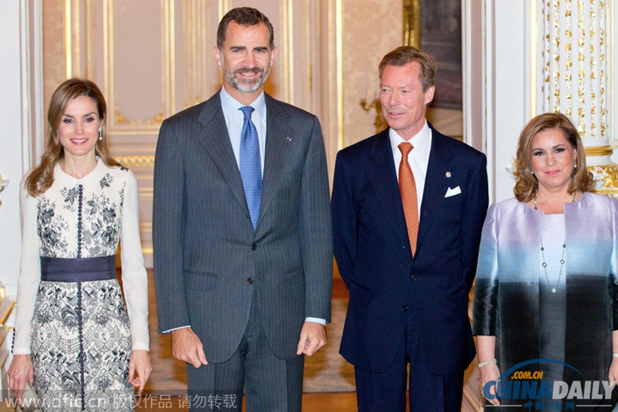 西班牙国王访问卢森堡 揉眼面露疲惫