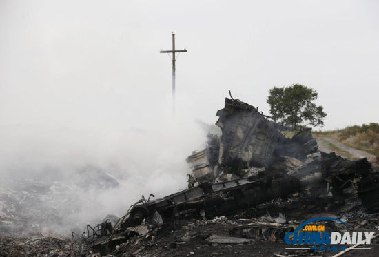 荷兰专家在MH17坠机现场找到新的遇难者遗体