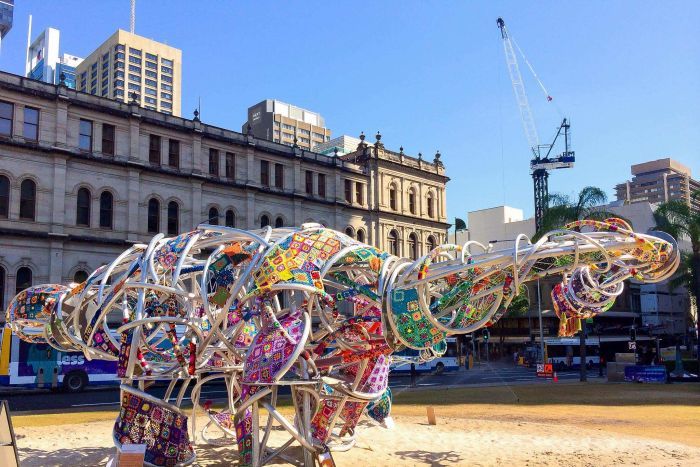 澳布里斯班市中心立巨大恐龙塑像迎接G20领导人
