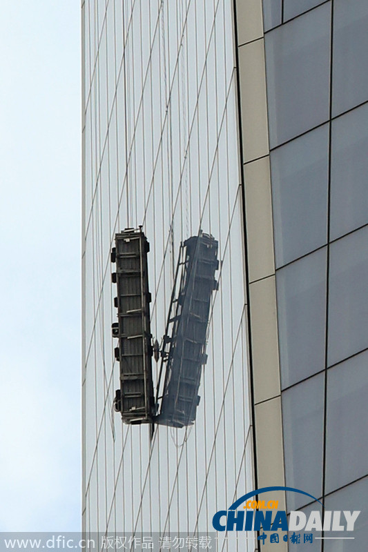 纽约世贸中心高空脚手架严重倾斜 2名工人被困