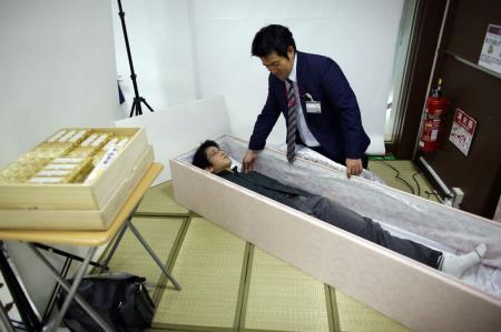 日本殡葬业推出“生命终结”体验服务