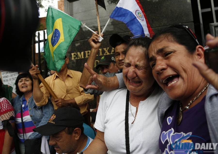 巴拉圭示威者将自己钉上十字架 要求获得失业补偿