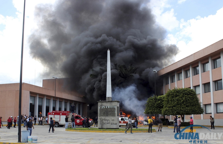 墨西哥学生失踪引众怒 教师放火烧浓烟滚滚
