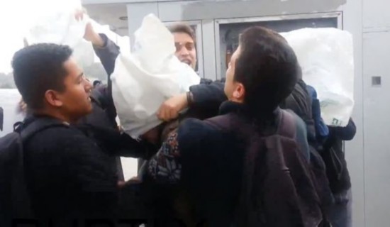 美国海军土耳其度假被围殴 遭塑料袋套头