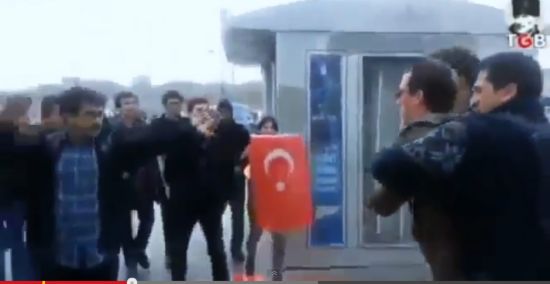 美国海军土耳其度假被围殴 遭塑料袋套头
