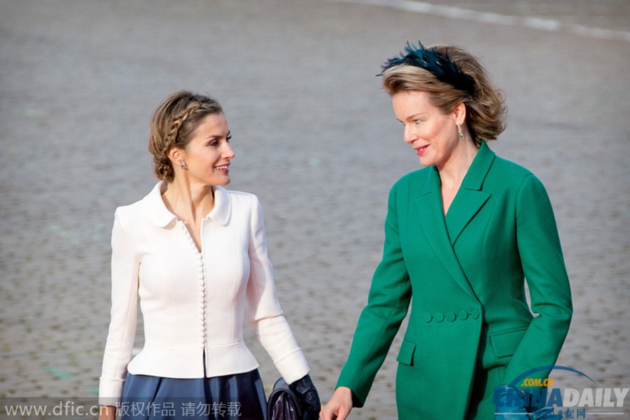 西班牙国王夫妇访问比利时 两位王后同台比美