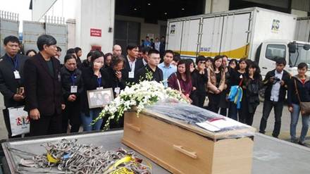 MH17空难3名越南遇难者遗体运抵河内机场