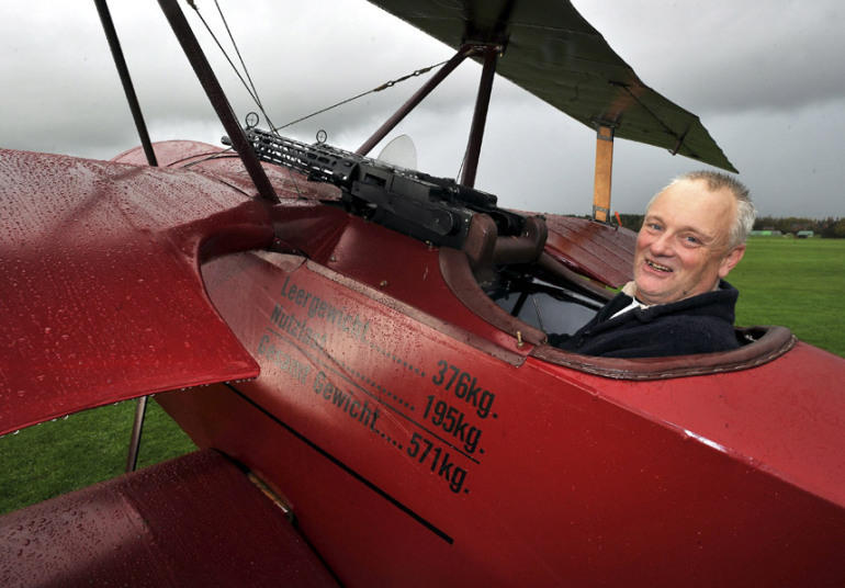 英国飞行迷花五年自制一战德国红色男爵战机
