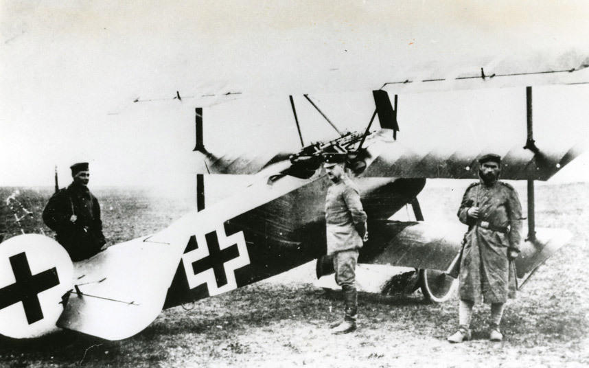 英国飞行迷花五年自制一战德国红色男爵战机