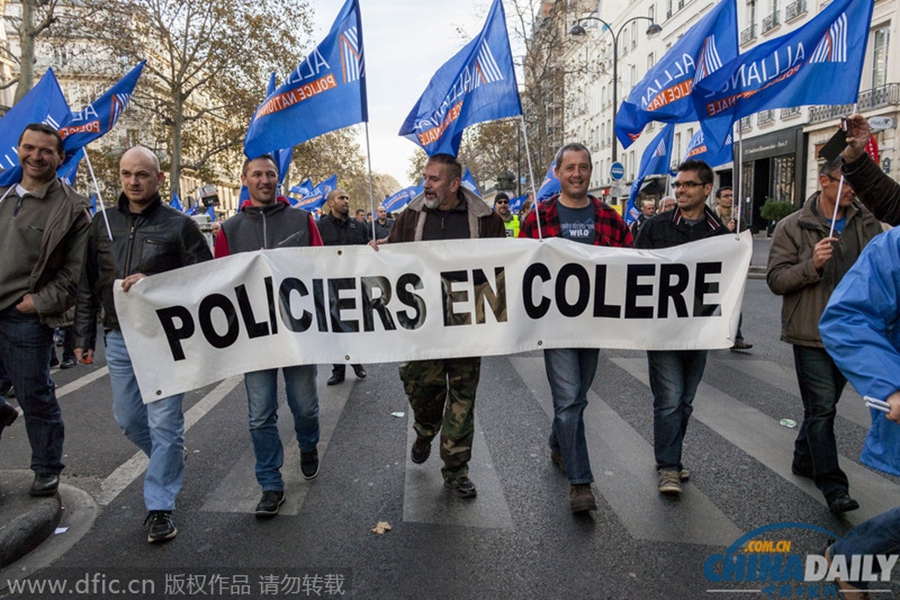 巴黎警察示威要求改善工作环境 投掷燃烧弹烟雾弥漫