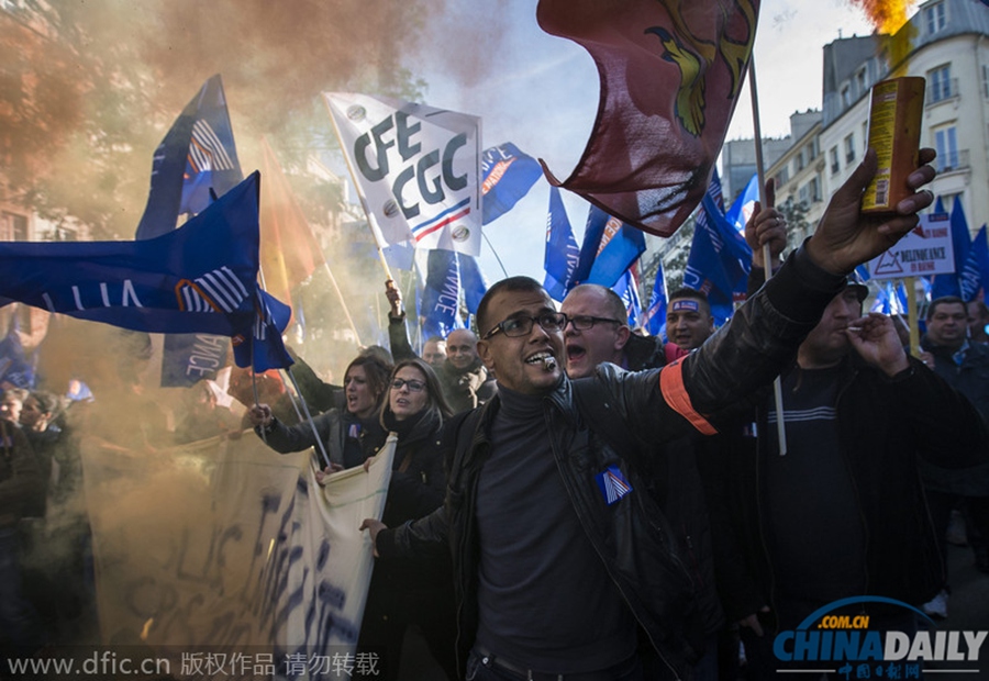 巴黎警察示威要求改善工作环境 投掷燃烧弹烟雾弥漫