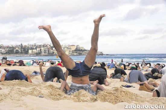 四百人沙滩挖坑装鸵鸟 抗议澳政府不重视气候变化