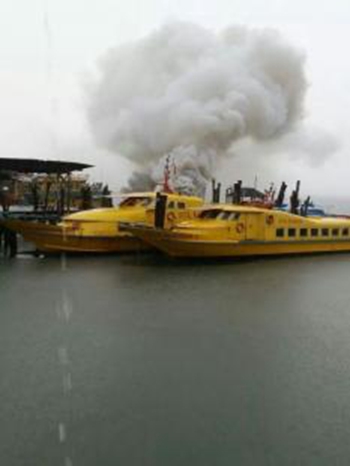 马来西亚一艘渡轮突遭雷劈 六成船身被烧毁(图)