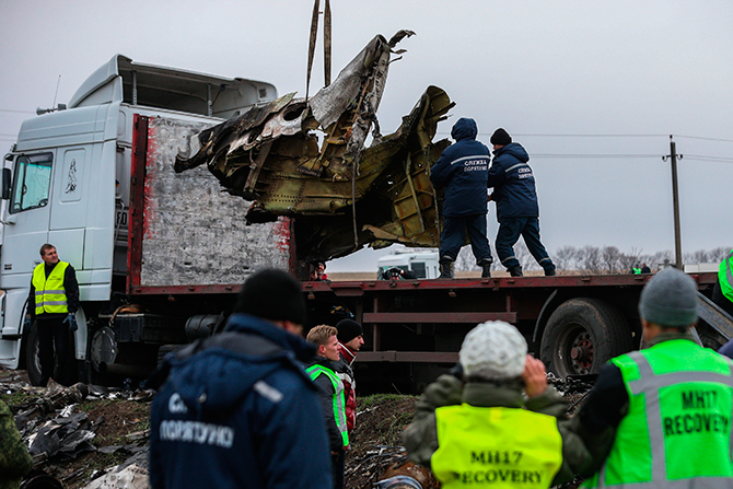 马航MH17客机残骸开始装运(高清)