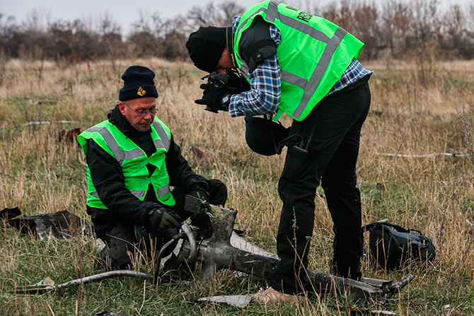马航MH17客机残骸开始装运(高清)