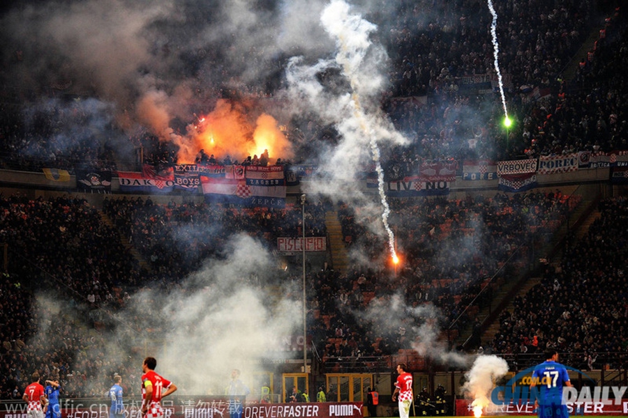 意大利主场闷平克罗地亚 球迷投放焰火烈焰升天