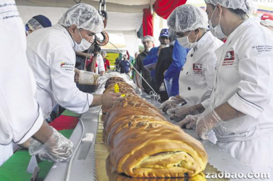 委内瑞拉厨师制“巨无霸”面包 冀破世界纪录