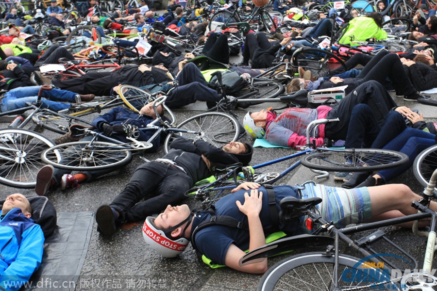 英国举办交通事故死难者模拟葬礼 抗议国家运输体系