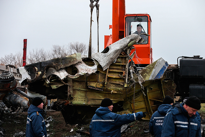 马航MH17客机残骸开始装运