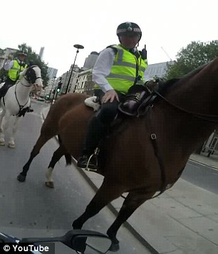 男子伦敦街头飙车玩特技 被伦敦警察策马拦截