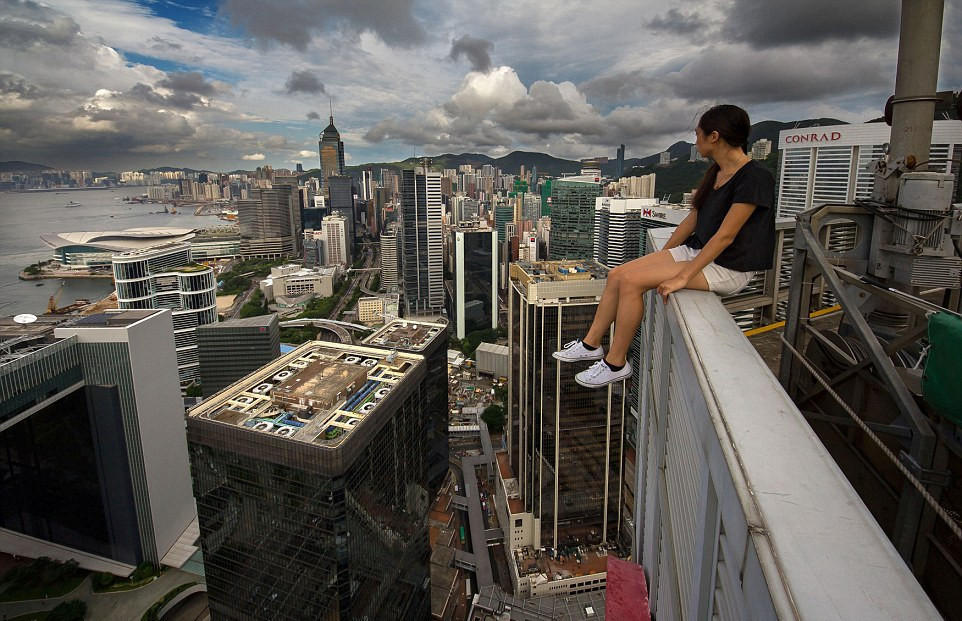 俄罗斯“天行者”爬香港摩天大楼玩自拍
