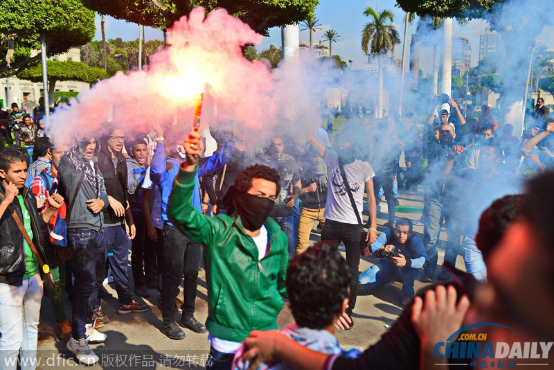 埃及开罗大学学生举行反政变游行 