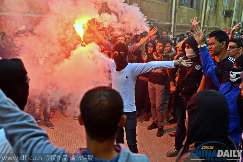 埃及开罗大学学生举行反政变游行 