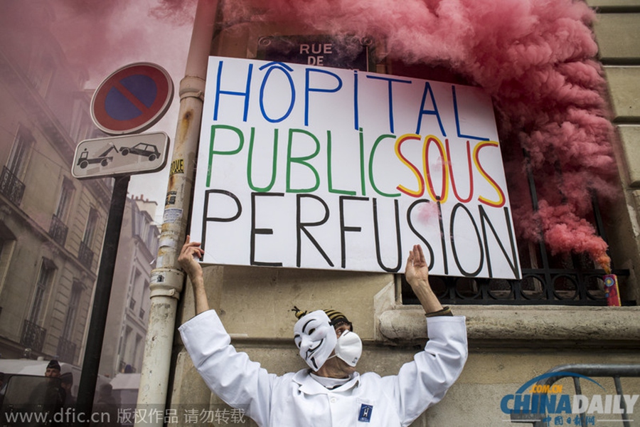 法国巴黎爆发游行 抬棺材抗议公共医疗