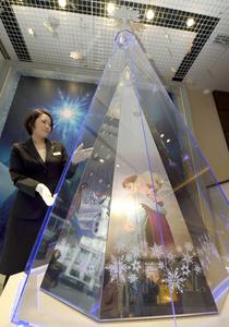 铂金圣诞树亮相东京 价值3亿日元