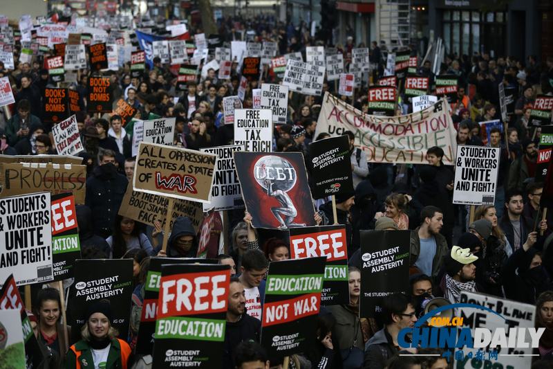 英国大学生暴力示威要求免费入学