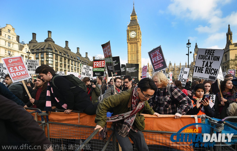 英国大学生暴力示威要求免费入学