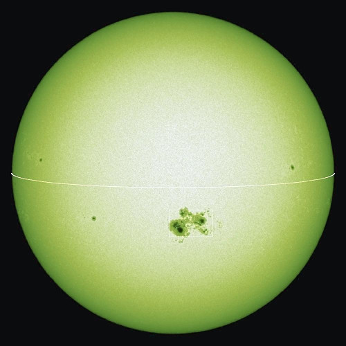 日本公布巨大太阳黑子群图片 可装66个地球