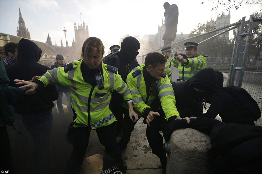 伦敦大学生示威与警方激烈冲突