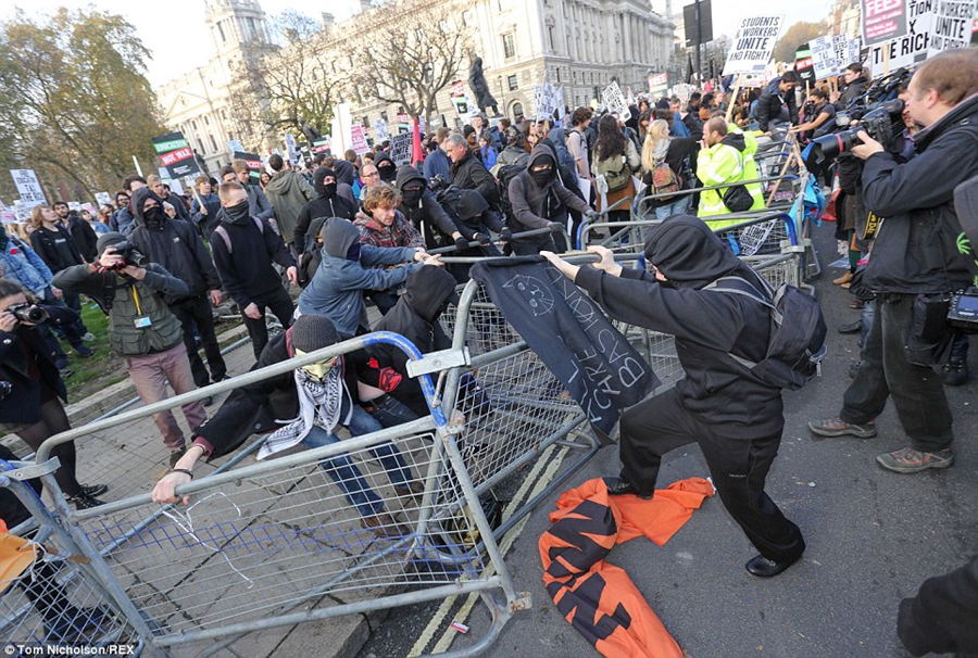 伦敦大学生示威与警方激烈冲突