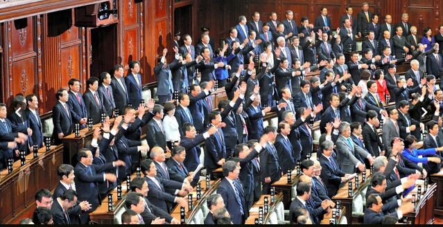 日本众院宣布解散 高呼万岁重复两次显尴尬