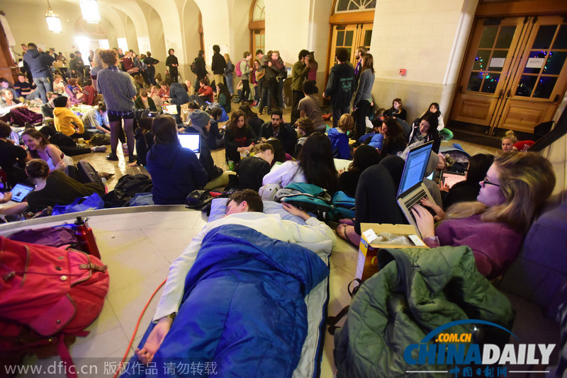 美大学生占领教学楼抗议学费上涨