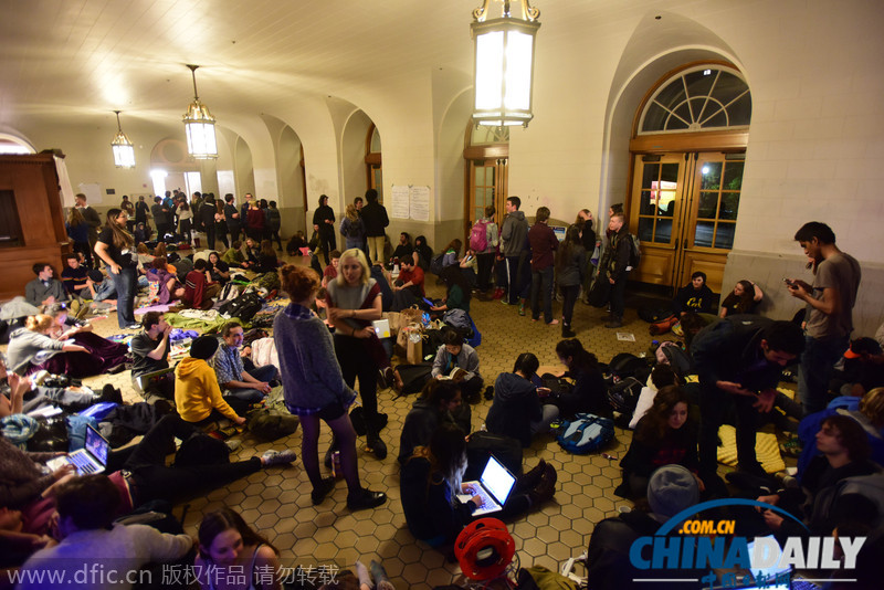 美大学生占领教学楼抗议学费上涨