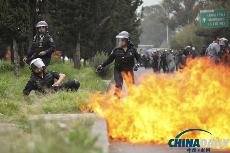 墨西哥民众抗议43名学生失踪 放火烧警车街头成火海